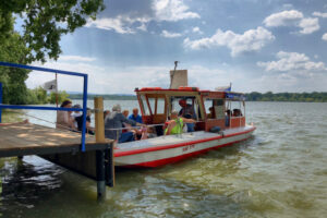 přístaviště u kruhového objezdu na straně Hluboké